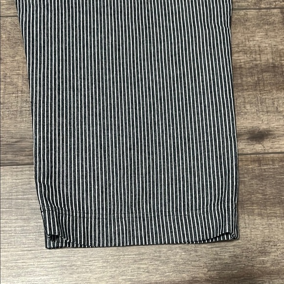 Larry Levine Striped Black and White Capri Pants 12 - Picture 5 of 6